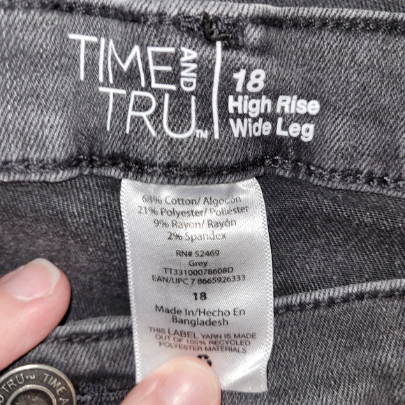 Light DENIM 18 Time&Tru Cropped pants - Picture 2 of 2